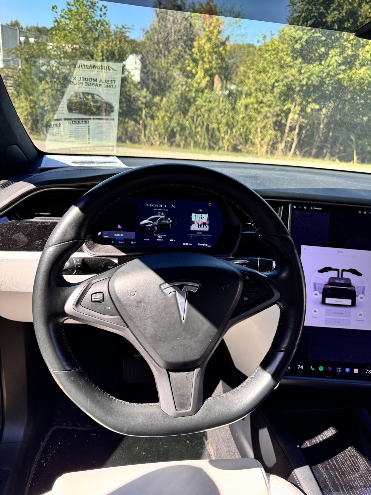 Steering wheel and dashboard